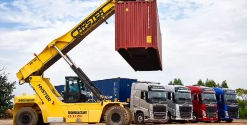 A foto mostra uma frota de carretas da Transguaçuano Transportes