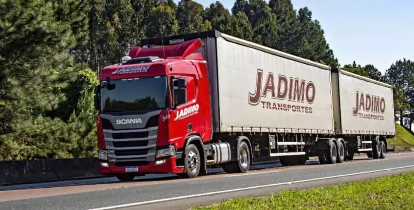 A foto mostra uma carreta da Jadimo Transportes