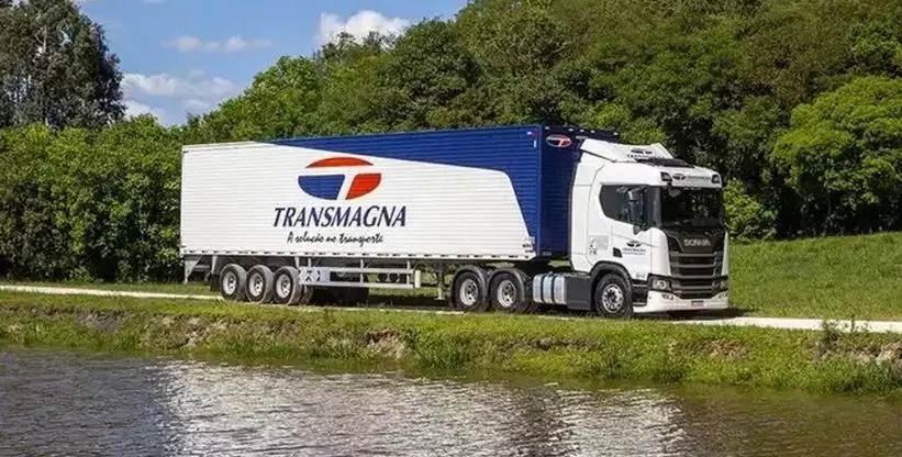 A foto mostra uma carreta da Transmagna