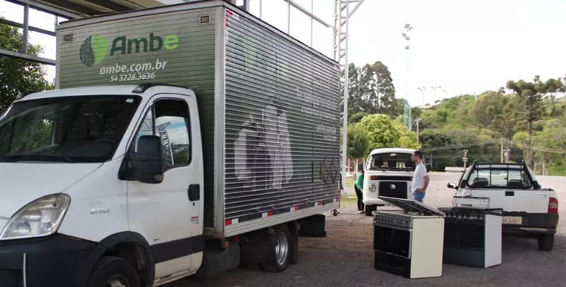 A foto mostra um caminhão da Ambe Soluções Ambientais