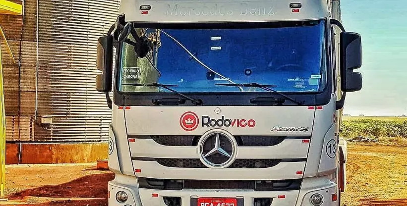 A foto mostra um caminhão da Rodovico Transportes