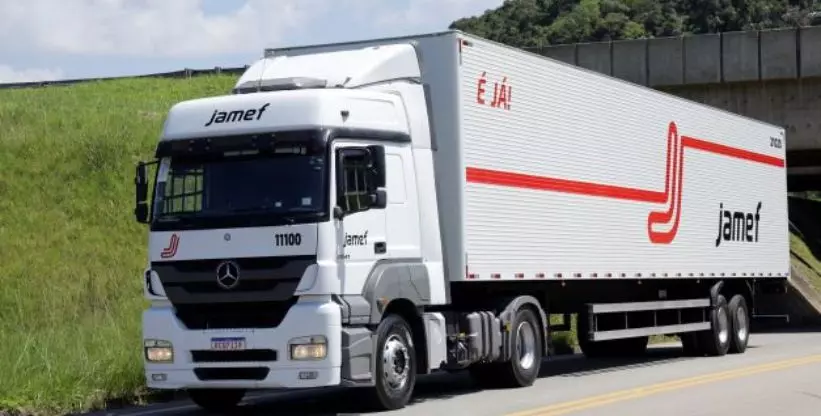 A foto mostra uma carreta da Jamef Transportes