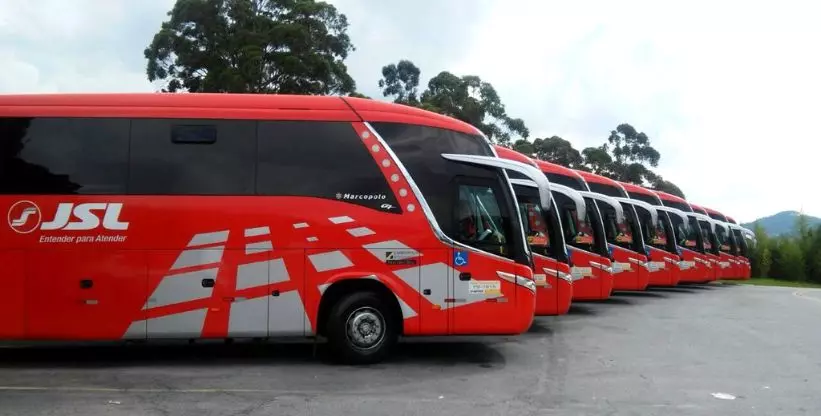 A foto mostra uma frota de ônibus da JSL