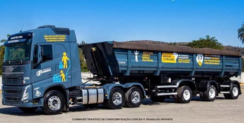 A foto mostra uma carreta da Empreendimentos Rodeiro