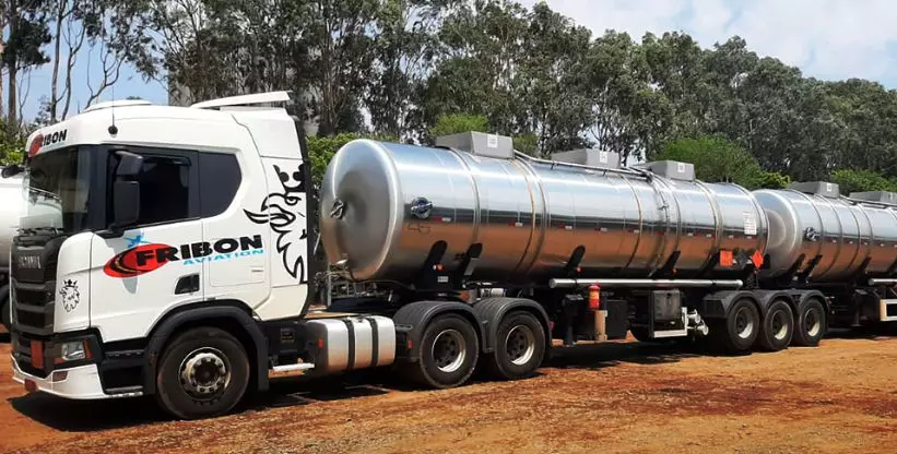 A foto mostra uma carreta da Fribon Transportes