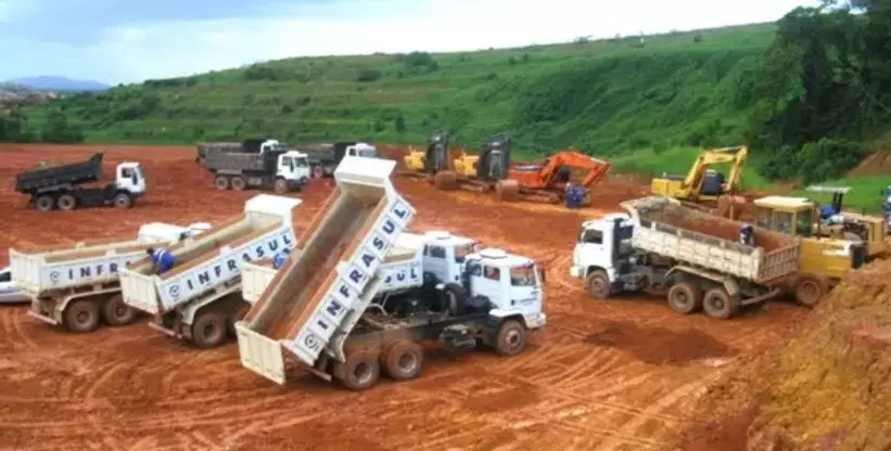 A foto mostra vários caminhões basculantes da Infrasul Infraestrutura