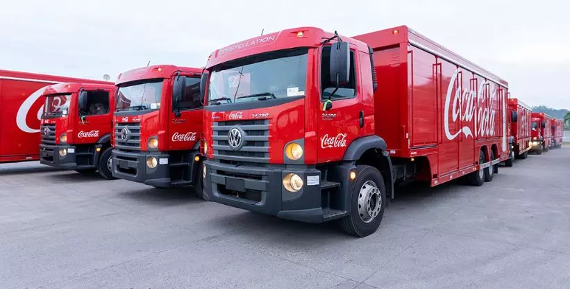 A foto mostra uma frota de caminhões da Solar Coca-Cola