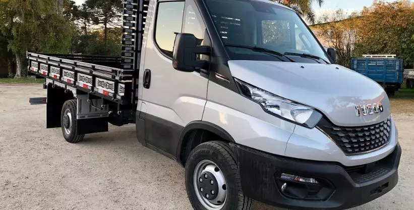 A foto mostra uma Iveco Dailly com carroceria de madeira