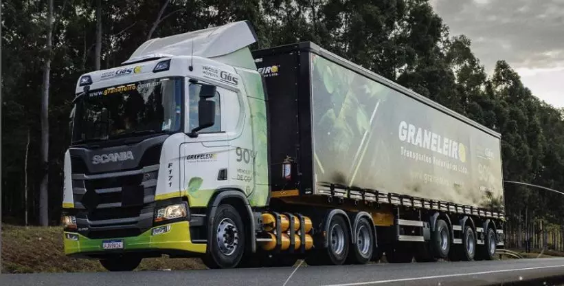 A Foto mostra uma carreta Scania da Graneleiro Transportes