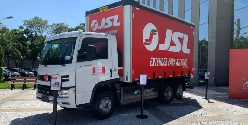 A foto mostra um caminhão Truck da JSL