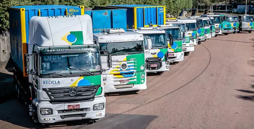 A foto mostra a frota do Grupo Recicla Gestão de Resíduos