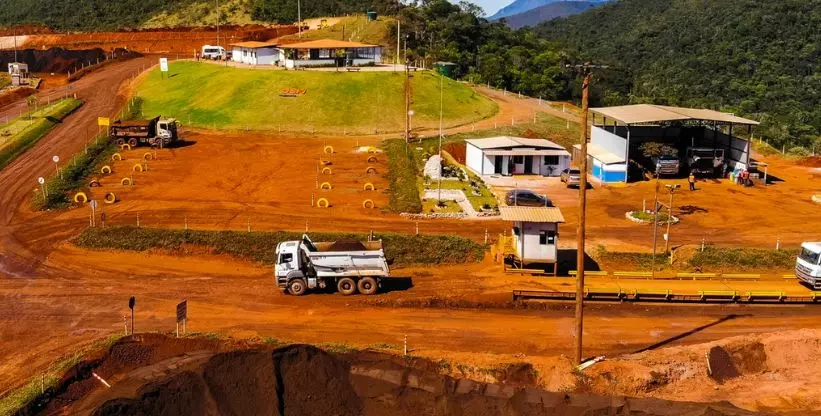 A foto mostra vários caminhões da GSM Mineração