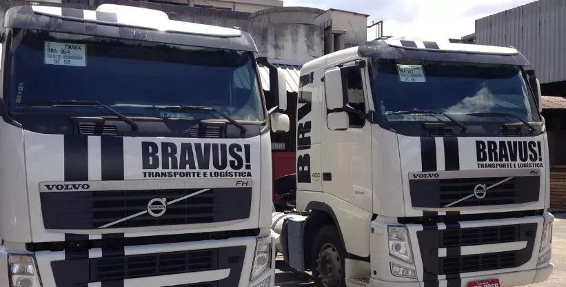 A foto mostra 2 carretas da Bravus Transportes e Logística