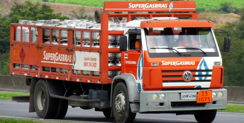 A foto mostra um caminhão da Supergasbras