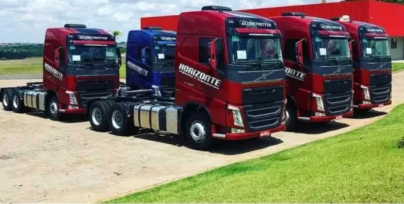 A foto mostra uma frota de caminhões da Horizonte Logística e Transportes