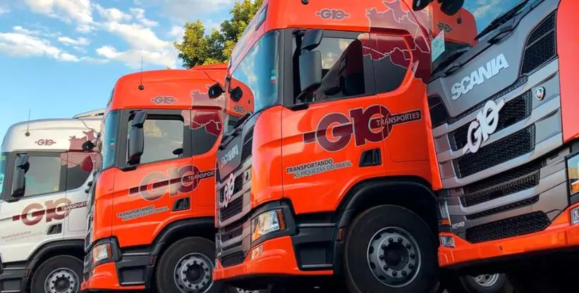 A foto mostra uma frota de carreta do Grupo G10