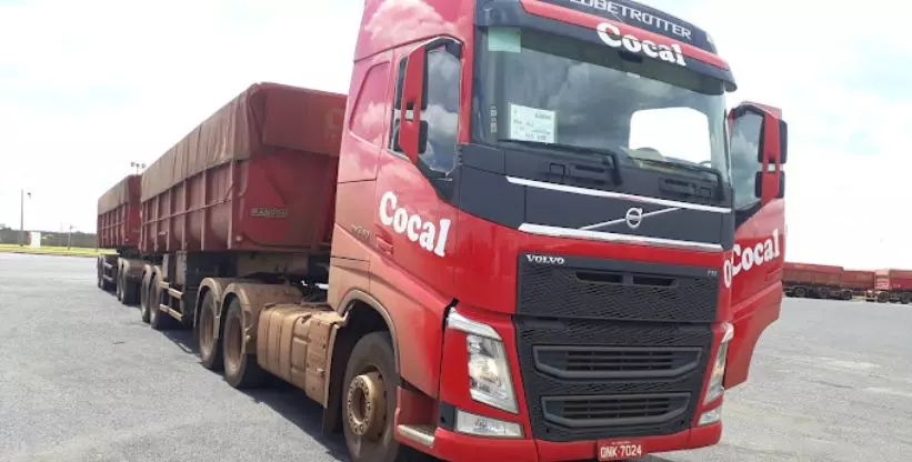 A foto mostra um rodotrem da Cocal Transportes