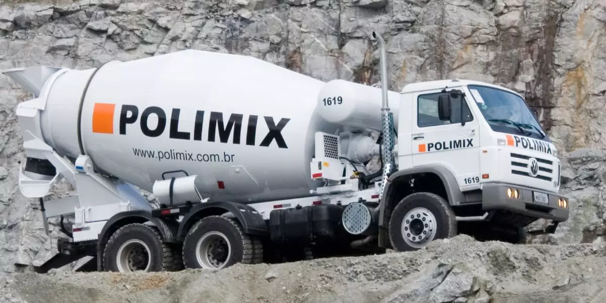 A foto mostra um caminhão da Polimix Concreto