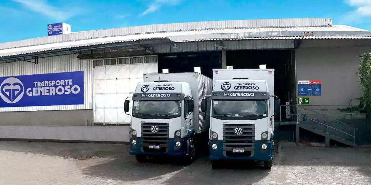 A foto mostra dois caminhões da Transporte Generoso