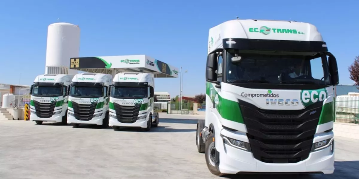 A foto mostra uma frota de caminhão da EcoTrans