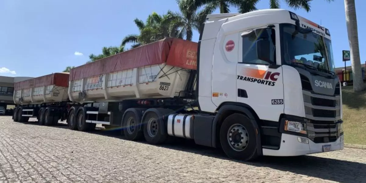 A foto mostra um caminhão da IC Transportes