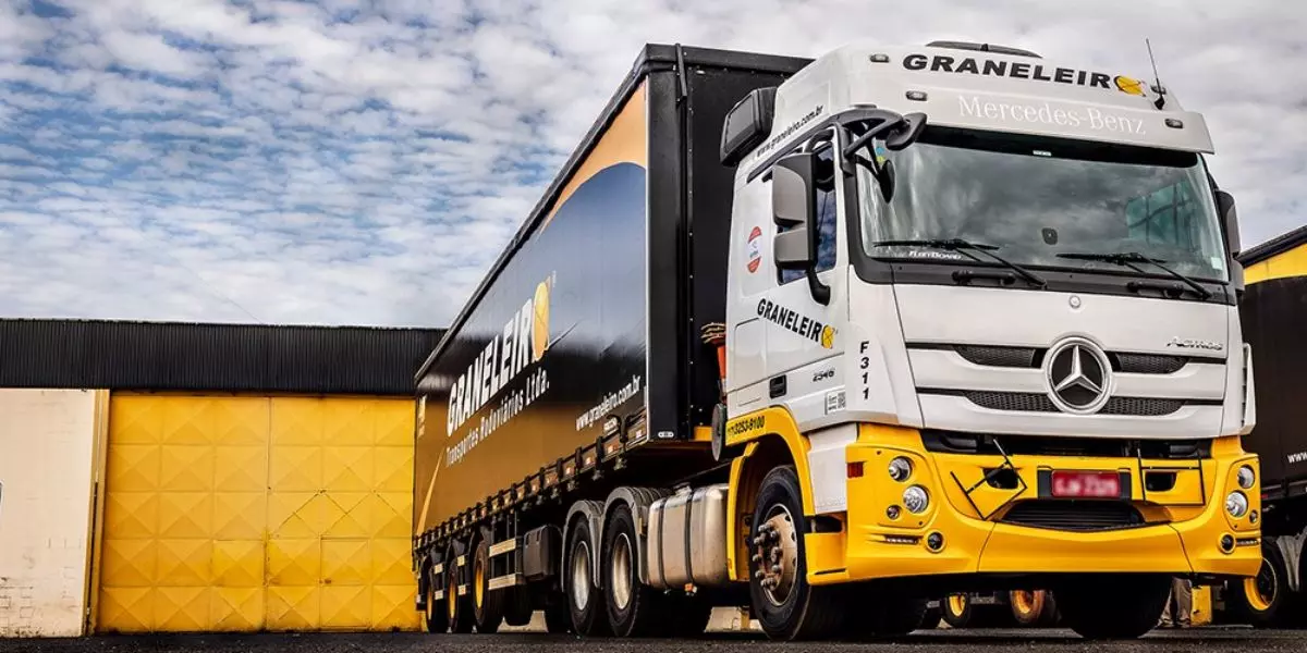 A foto mostra uma carreta da Graneleiro Transportes