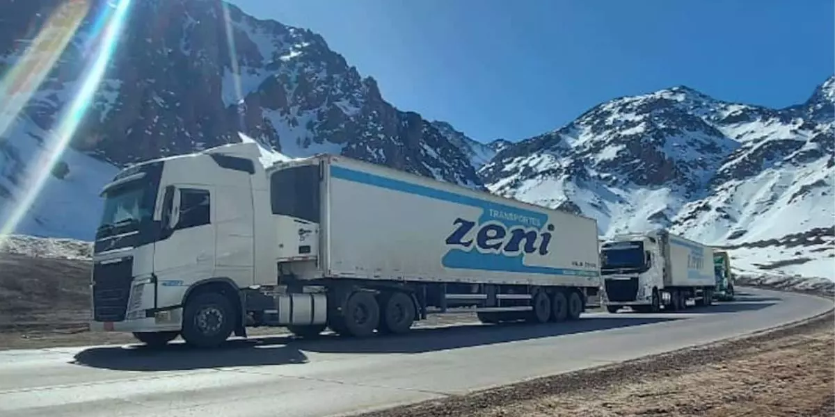 A foto mostra um caminhão da empresa transportes Zeni