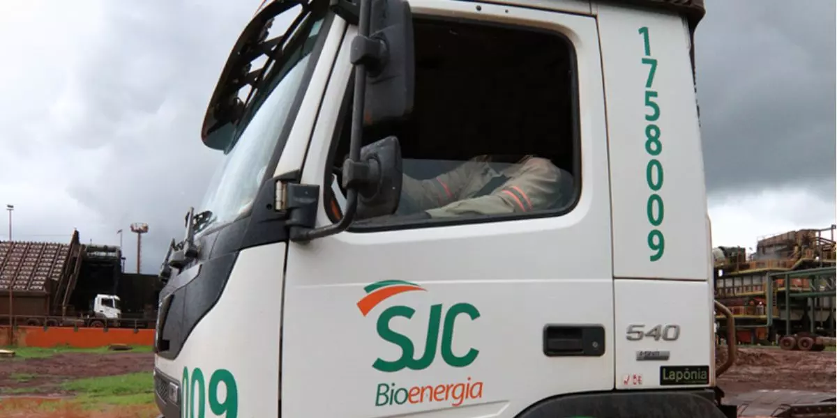 A foto mostra um caminhão da SJC Bioenergia