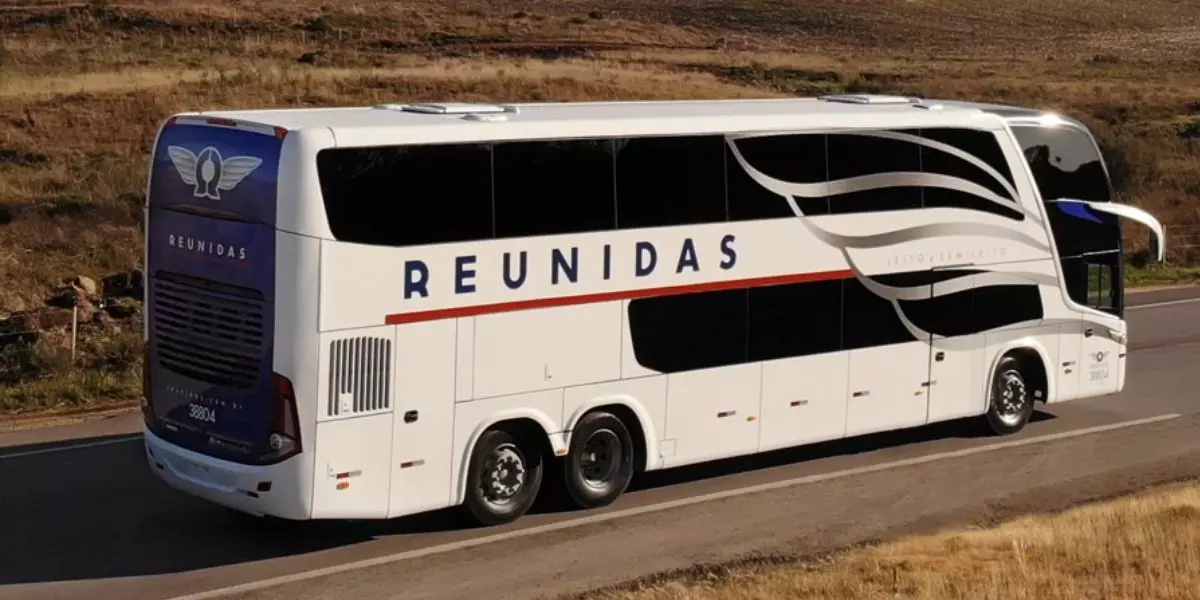 A foto mostra um ônibus do Grupo Reunidas