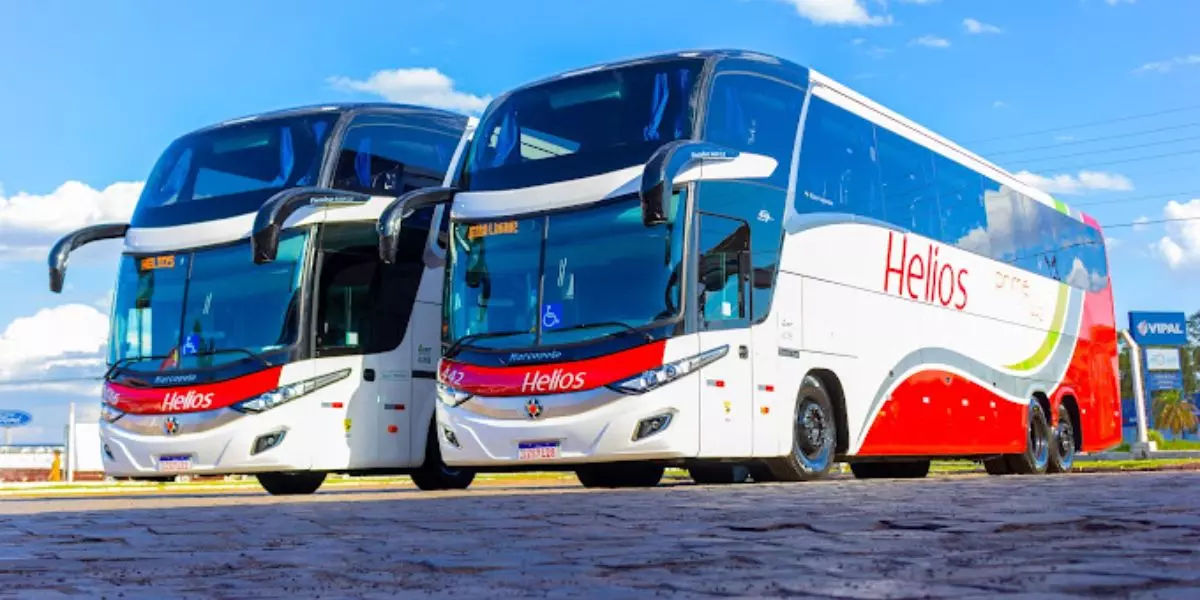 A foto mostra dois ônibus da Helios Coletivos e Cargas