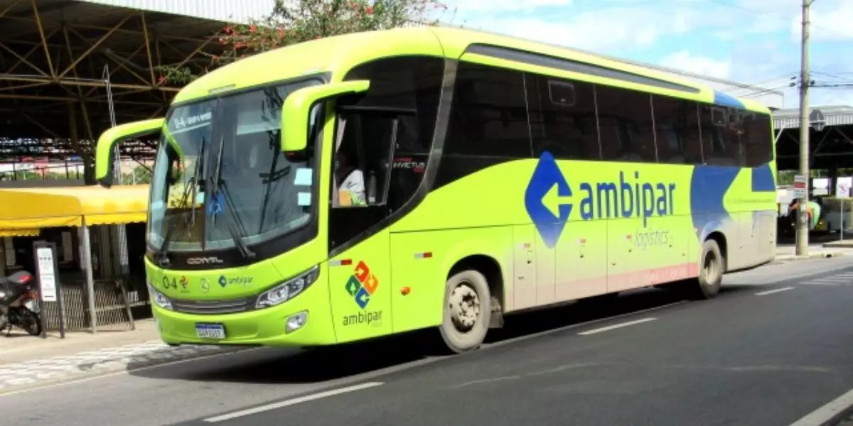 A foto mostra um ônibus da Ambipar