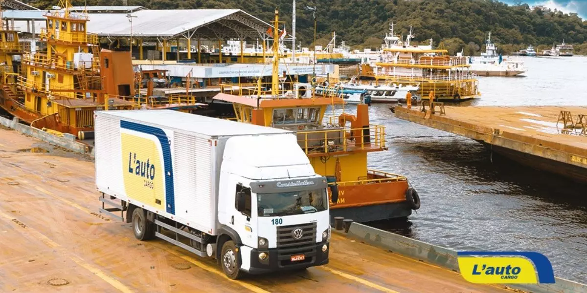 A foto mostra um caminhão da L' Auto Cargo