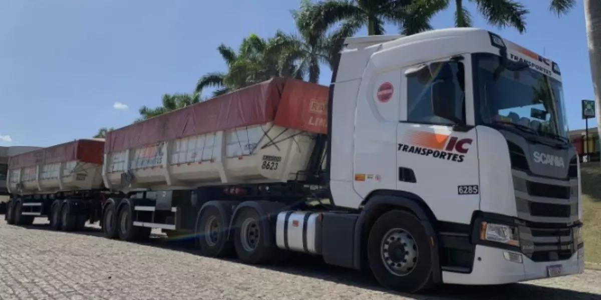 Caminhão caçamba da frota da empresa IC Transportes