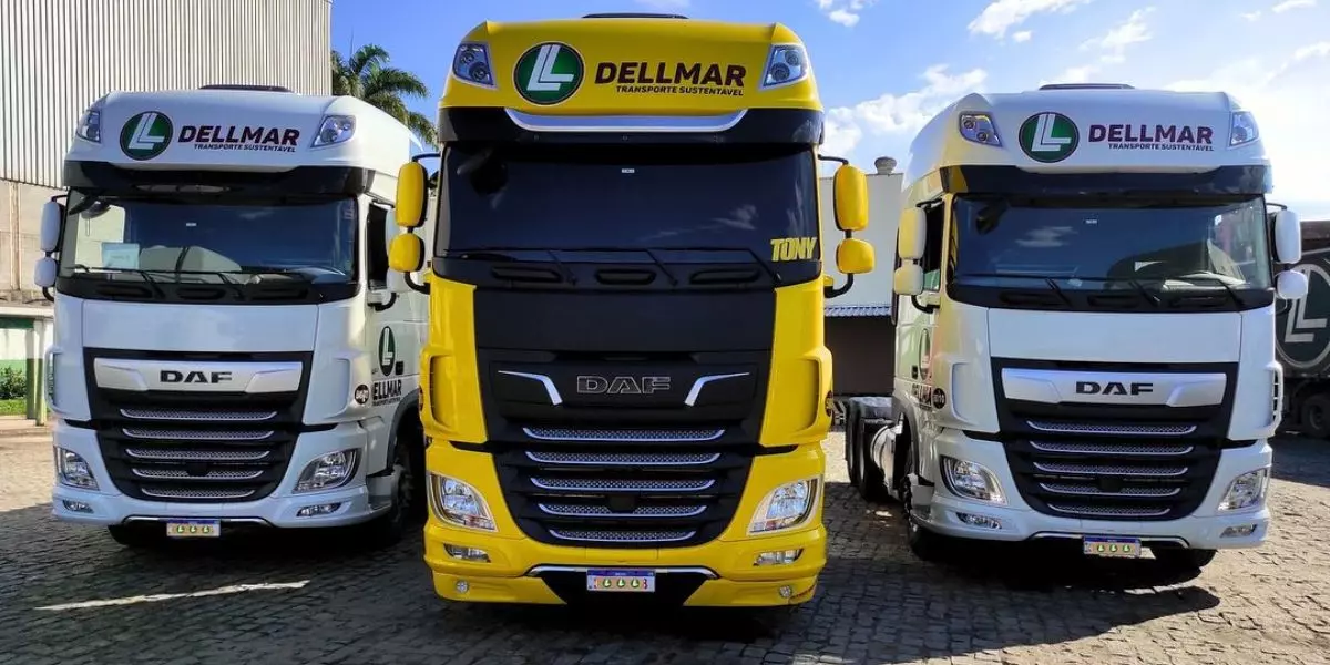 A foto mostra três carretas da Dellmar Transporte