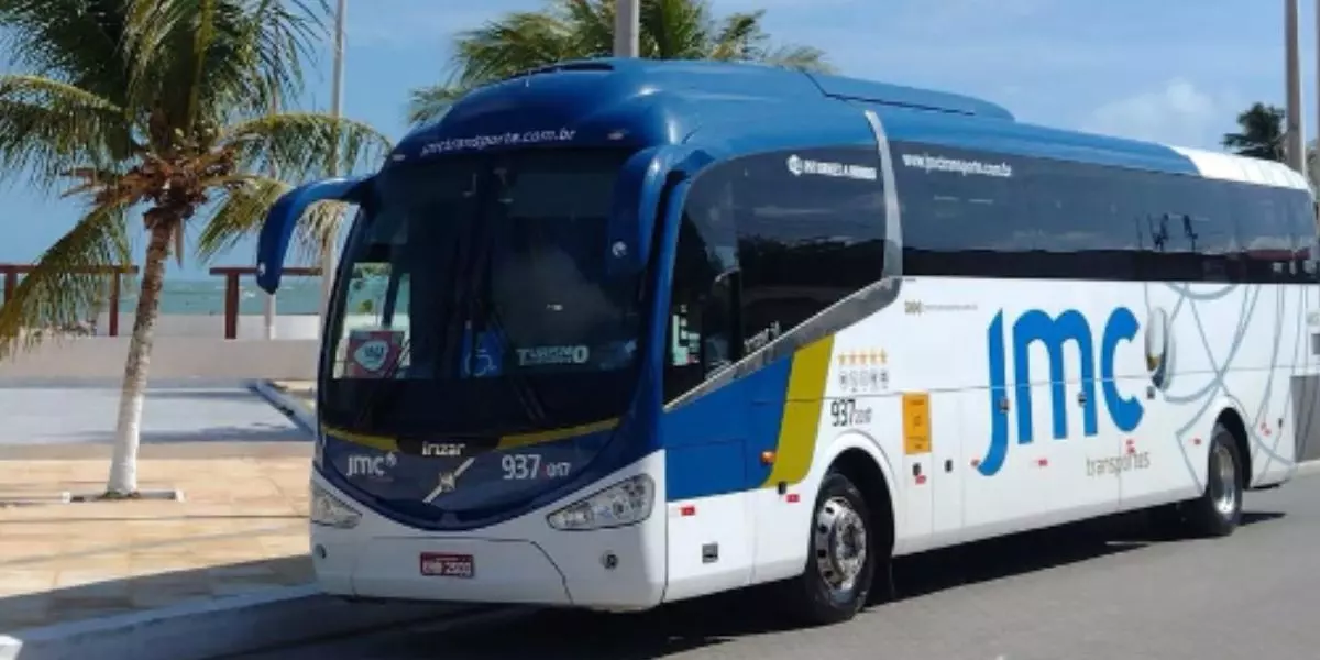 Ônibus da frota da empresa JMC Transportes