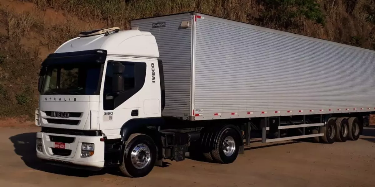 A foto mostra um caminhão da empresa Transmil Transportes