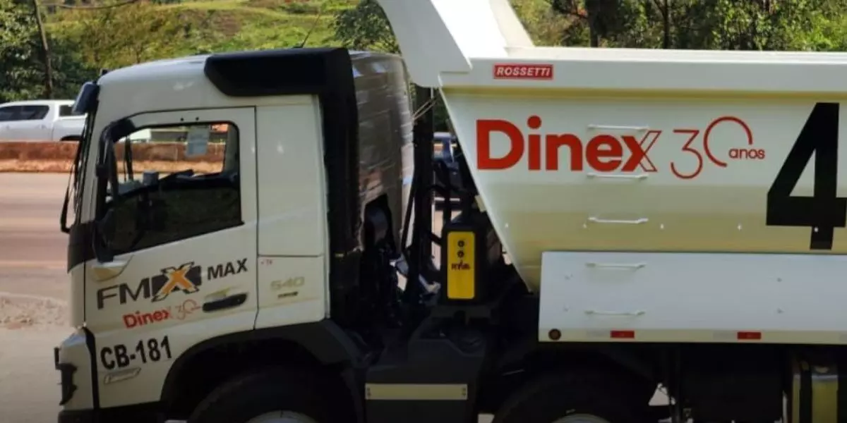 A foto mostra um caminhão basculante da Dinex Engenharia