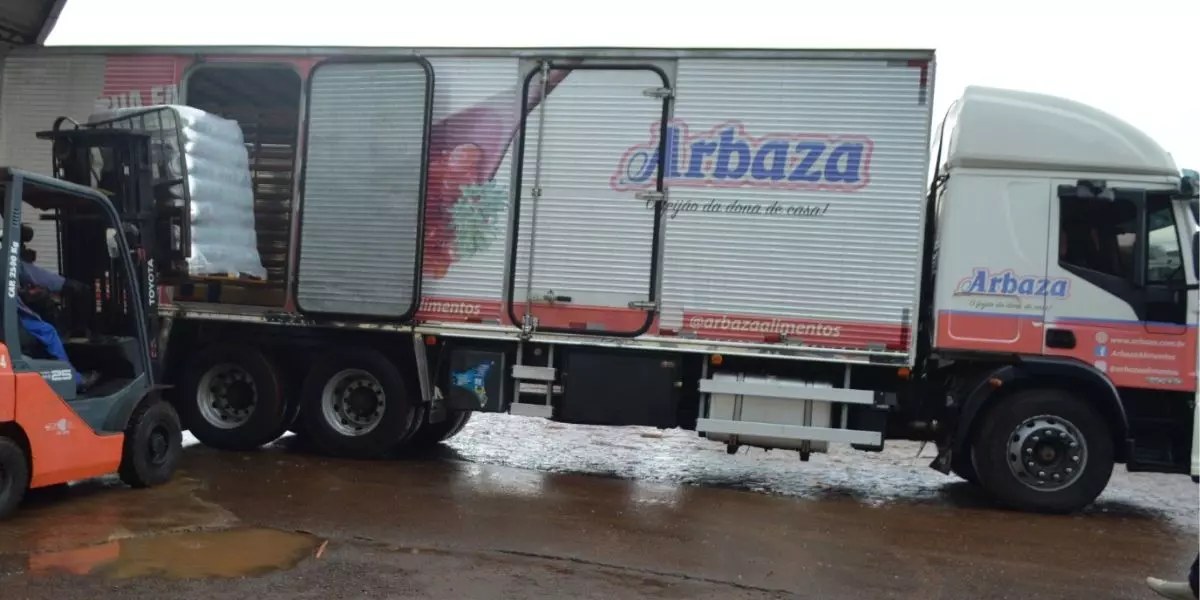 Caminhão de carregamento da empresa Arbaza Alimentos