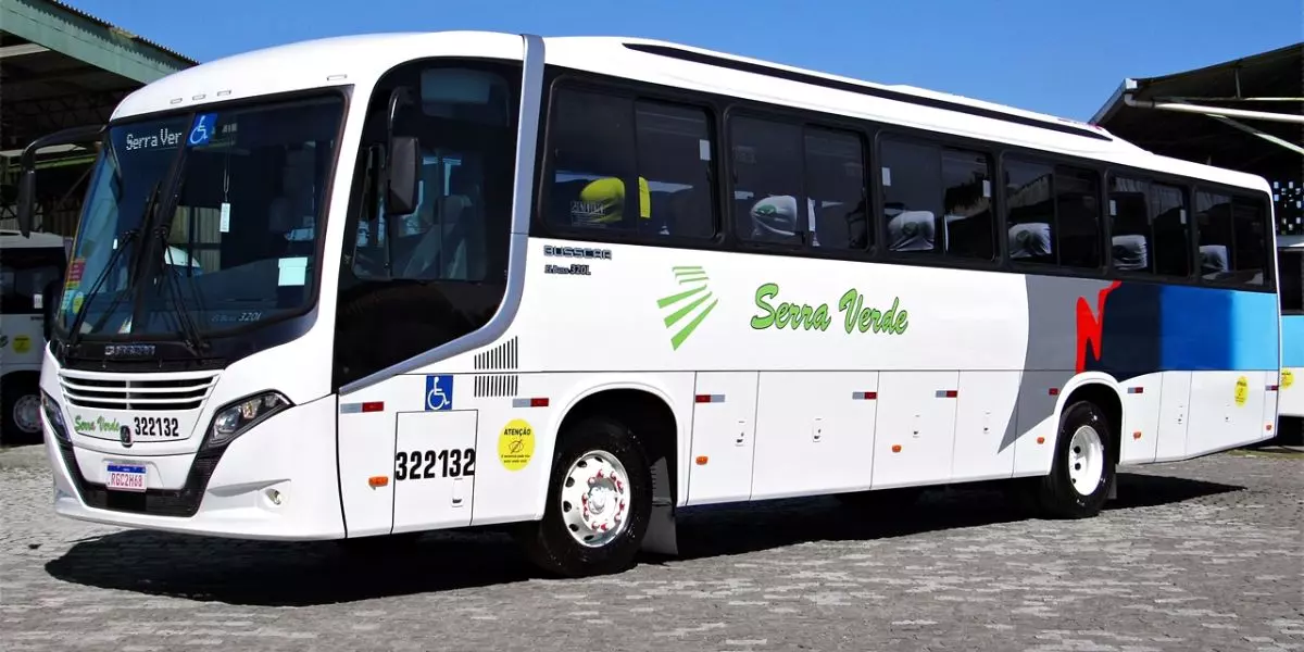 A foto mostra um ônibus da Serra Verde Transportes