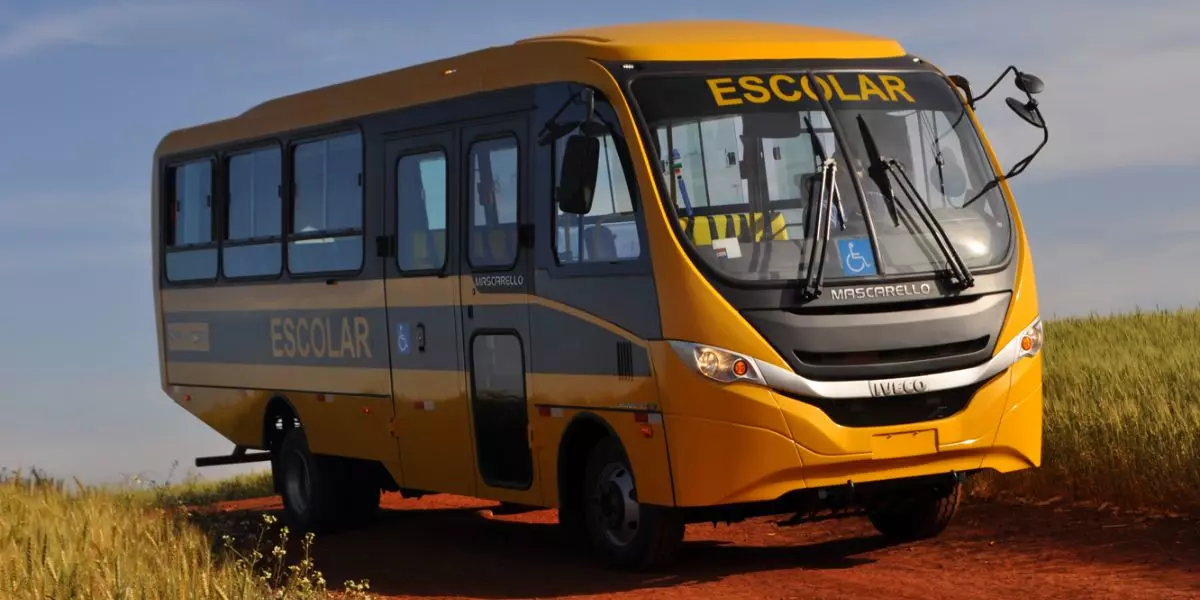 A foto mostra um ônibus escolar da IVECO BUS