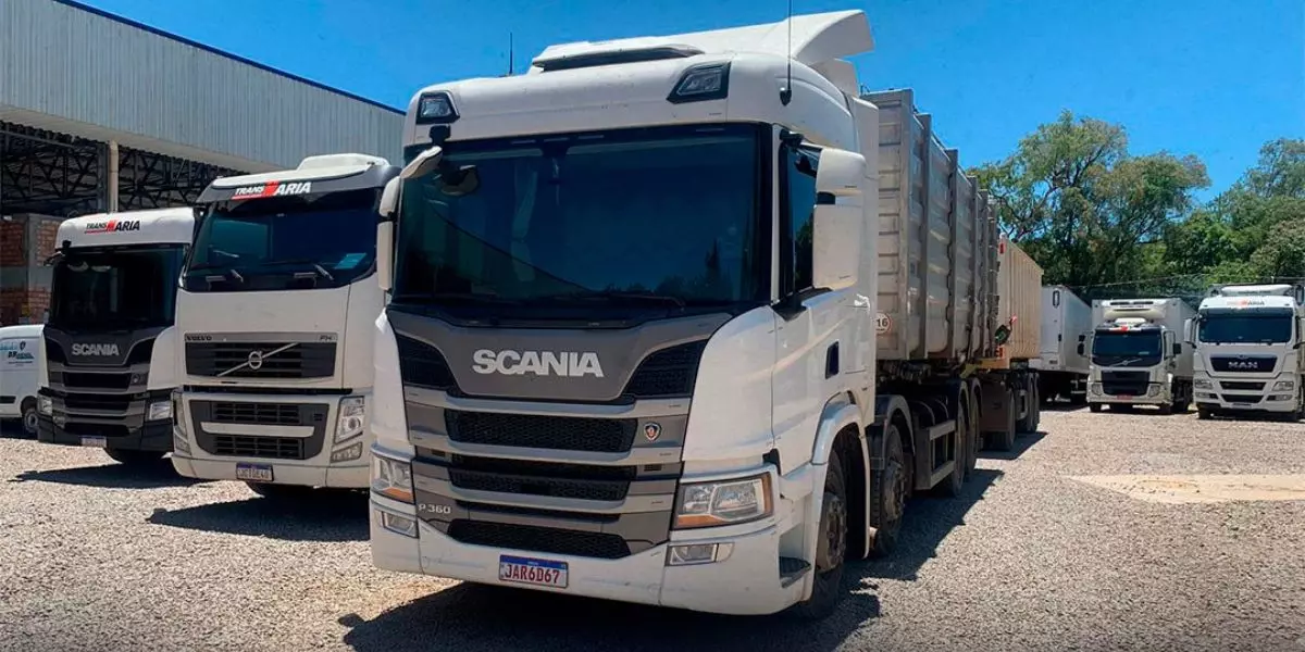 A foto mostra uma frota de caminhão Truck da Transmaria