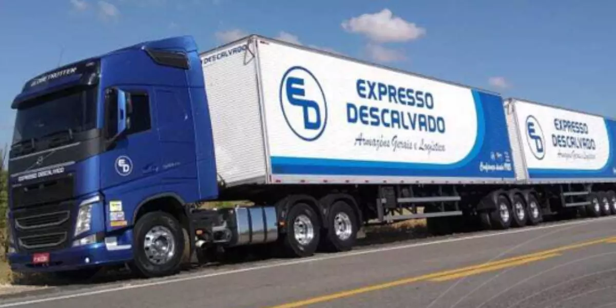 Carreta da empresa Expresso Descalvado