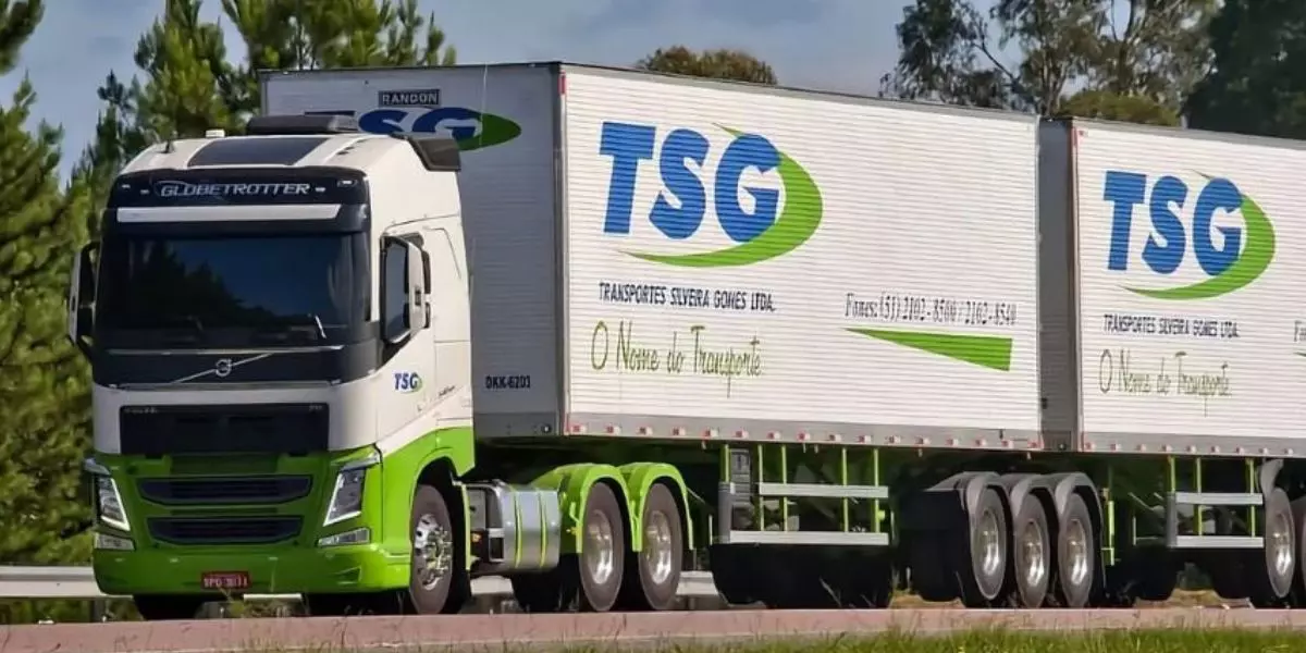 A foto mostra uma carreta da TSG - Transportes Silveira Gomes