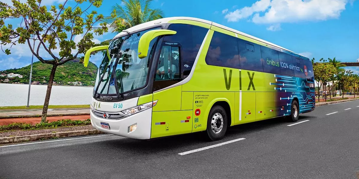 A foto mostra um ônibus da Vix Logística