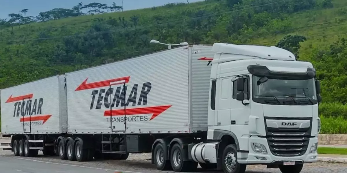 A foto mostra uma carreta da Tecmar Transportes