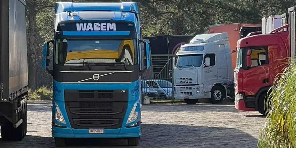 A foto mostra uma carreta da Wabem