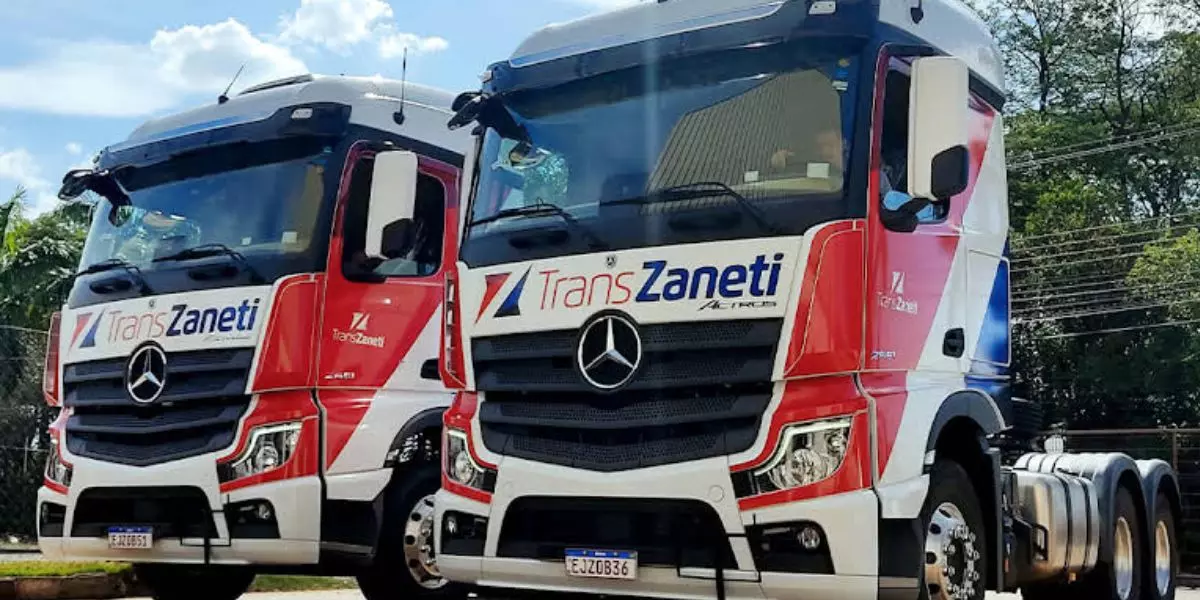 A foto mostra duas carretas da Trans Zaneti Transportes