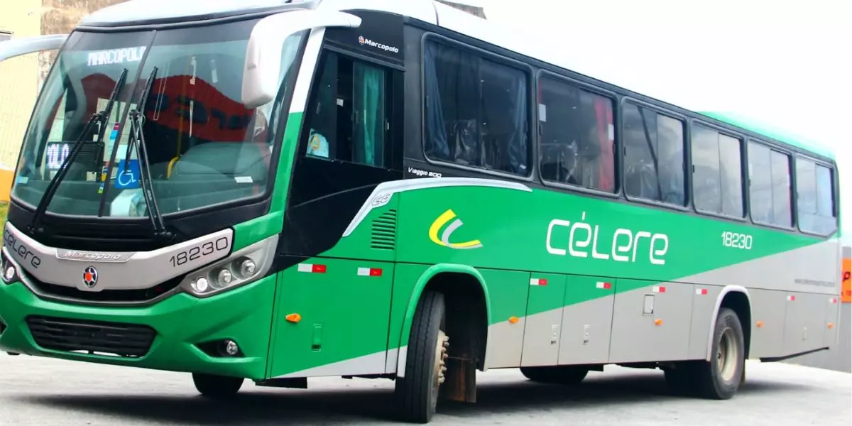 A foto mostra um ônibus rodoviário da Célere Transportes