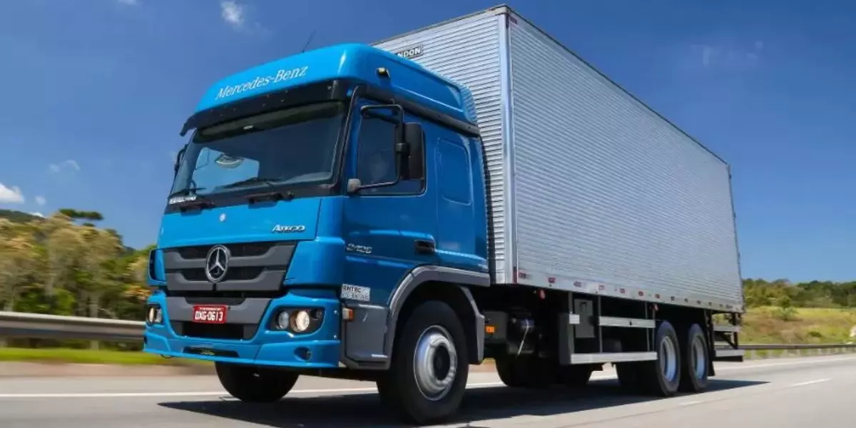 A foto mostra um caminhão Truck da 3R Fusion Transportes