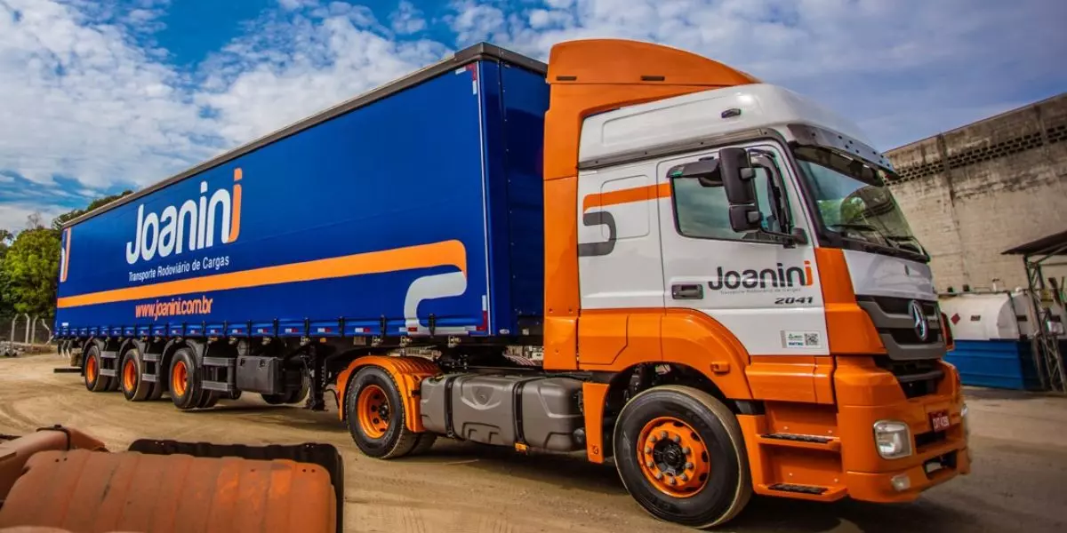 A foto mostra uma carreta da Joanini Transportes